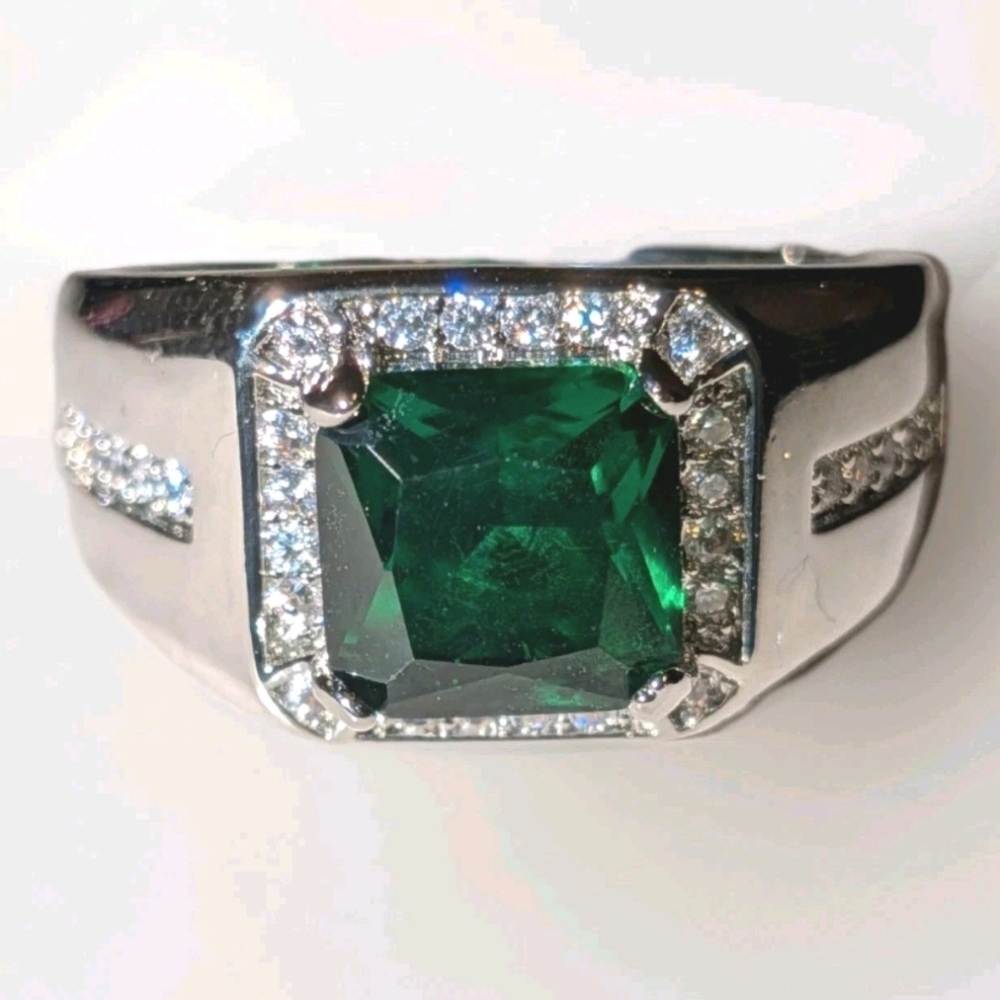 Silvery Classic Men's emerald green Gemstone Lab Created Diamond Ring Size 9